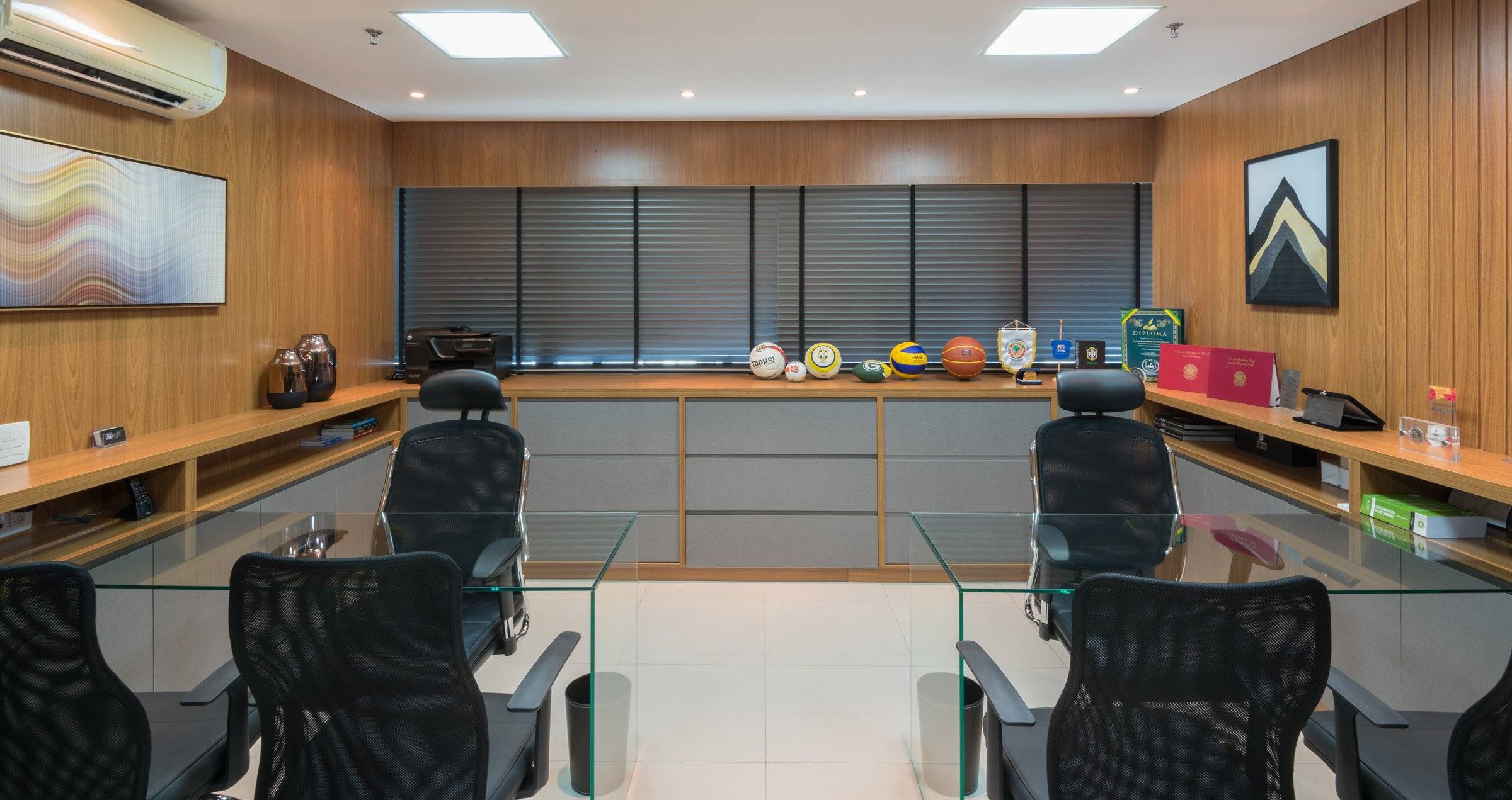 Sala com aparador baixo em madeira e cinza sob janela
